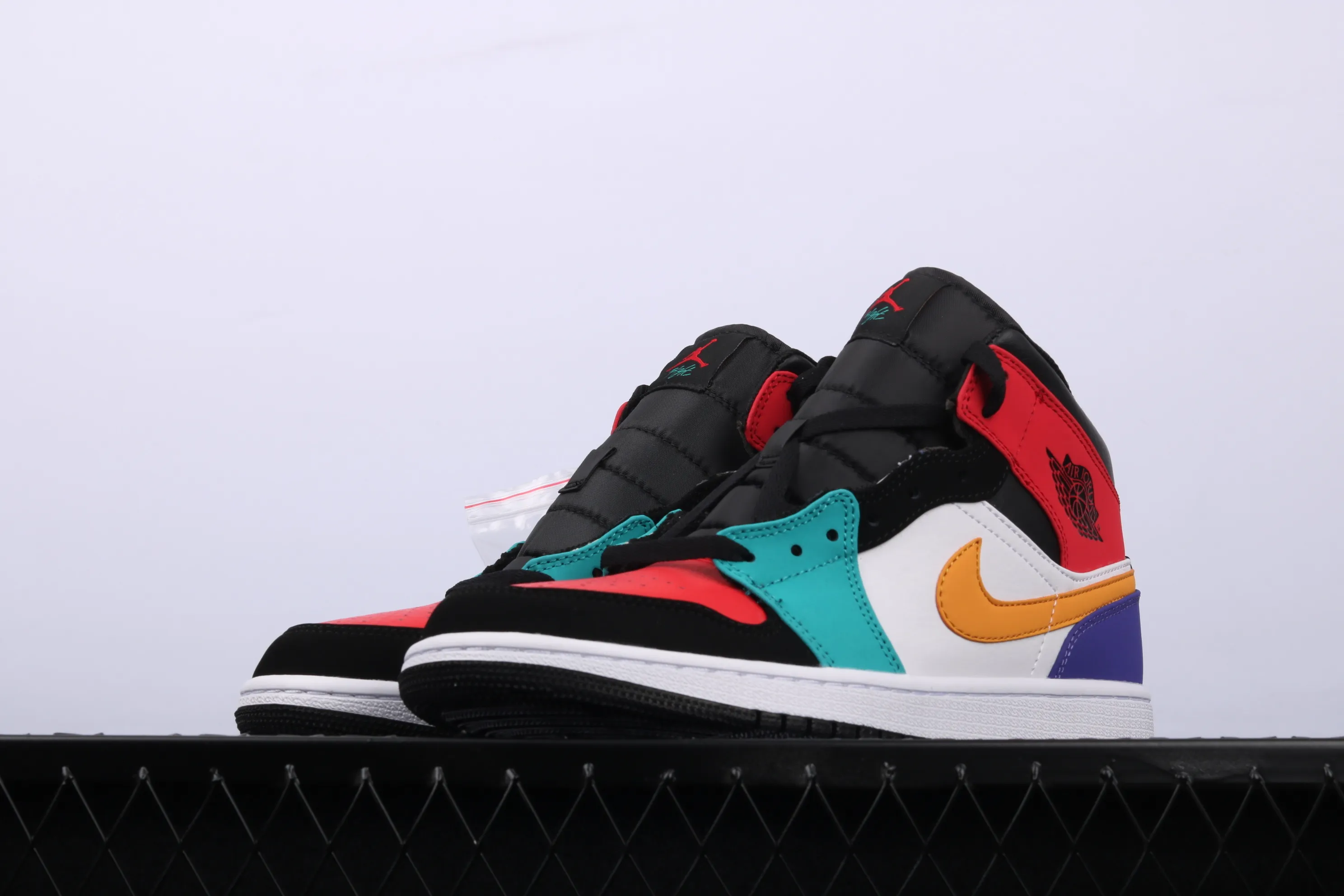All categories Air Jordan Jordan series basketball shoes Air Jordan 1 Mid Air Jordan 1 Mid four-color stitching toe mid-top full toe layer authentic 554724-125